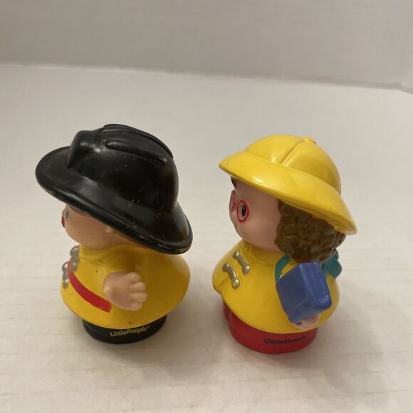 Fisher Price Little People Maggie in Raincoat and Fireman Saves Kitten - Picture 3 of 6